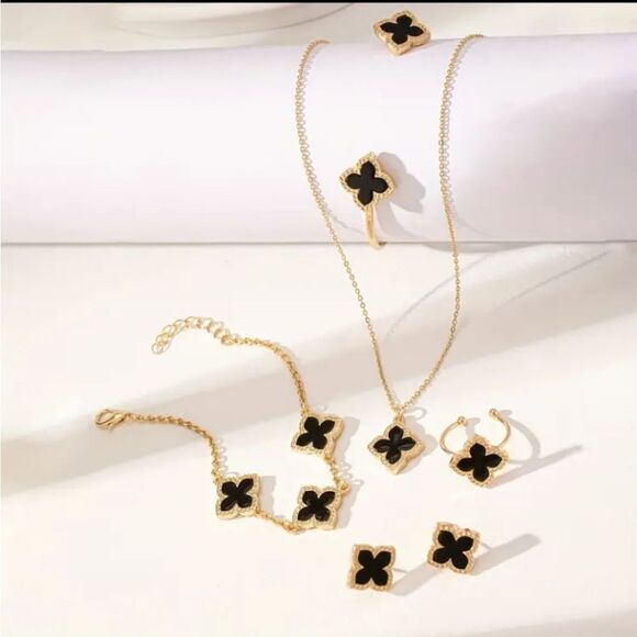 Black Clover Motifs Set of Bracelet Earrings Ring & Necklace - Picture 3 of 5